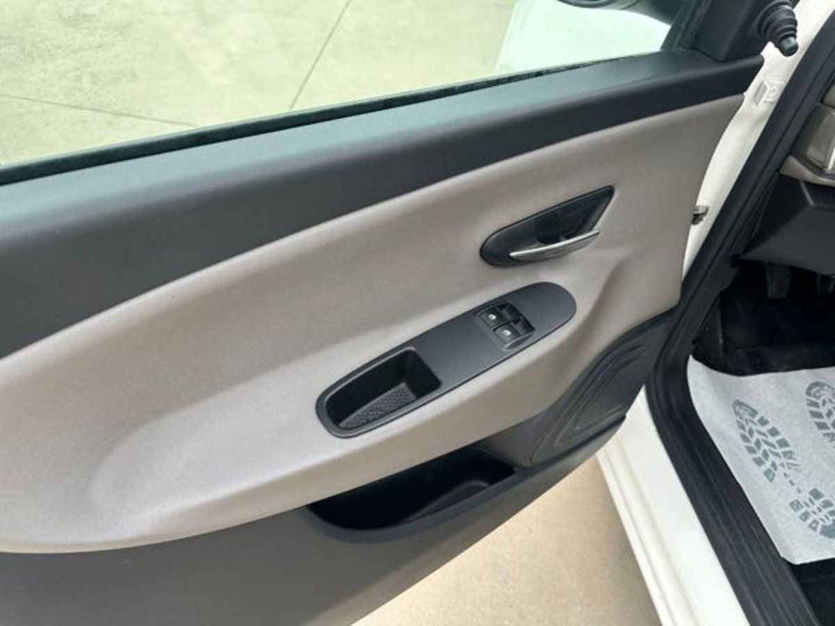 Lancia Ypsilon 1.3 MJT 16V 95 CV 5 porte S&S Elefantino (15)