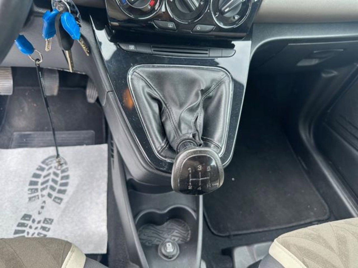 Lancia Ypsilon 1.3 MJT 16V 95 CV 5 porte S&S Elefantino (18)