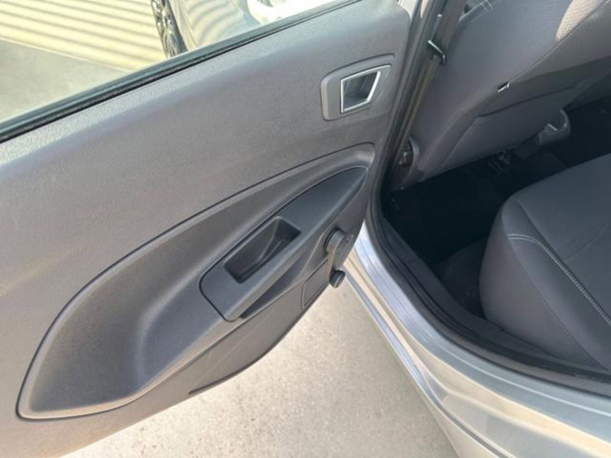 Ford Fiesta 1.5 TDCi 75CV 5 porte (11)