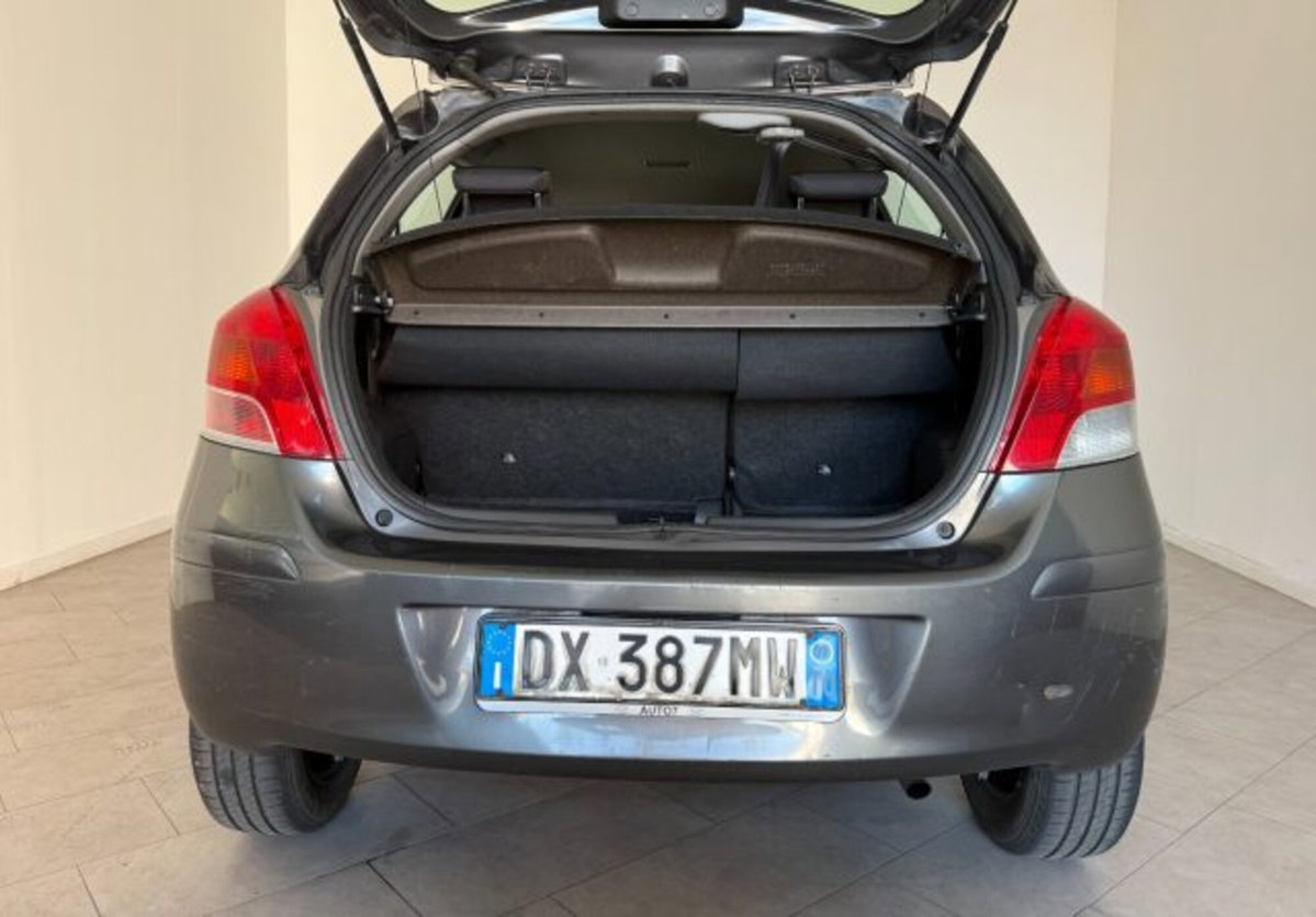 Toyota Yaris 1.0 5 porte Luxury pack (7)