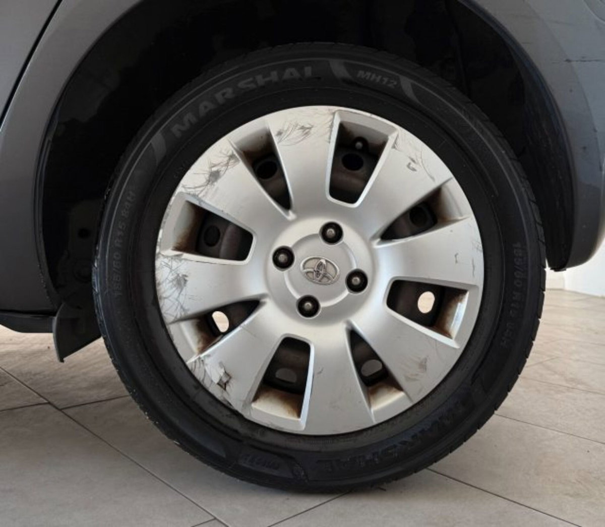 Toyota Yaris 1.0 5 porte Luxury pack (8)