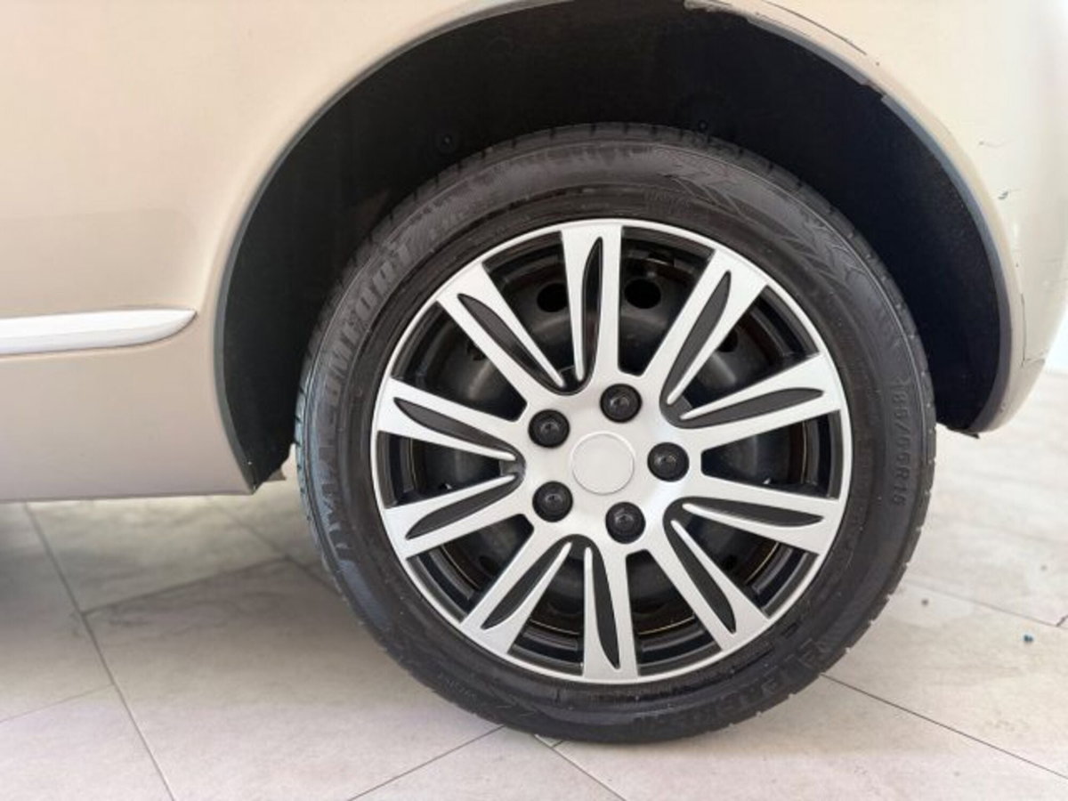 Lancia Ypsilon 1.2 69 CV Argento (11)