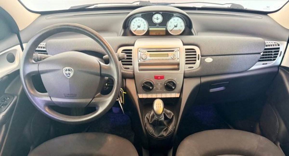 Lancia Ypsilon 1.2 69 CV Argento (12)