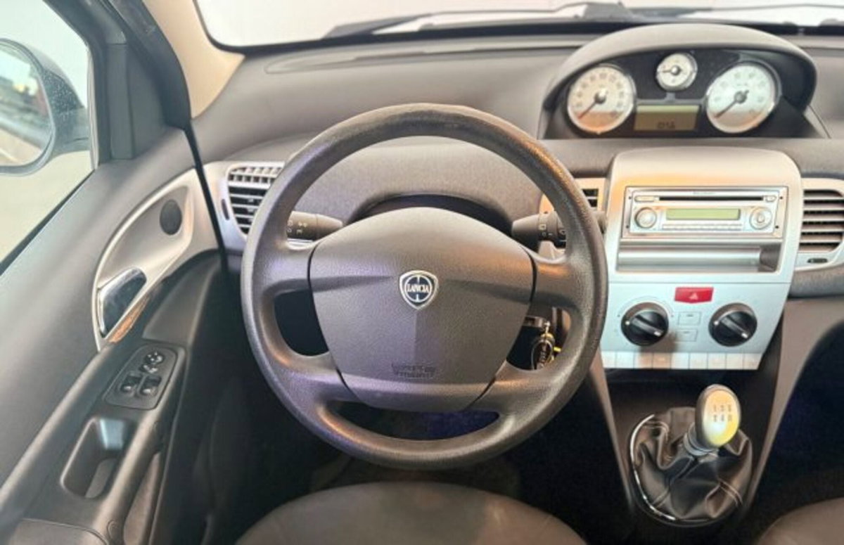 Lancia Ypsilon 1.2 69 CV Argento (13)