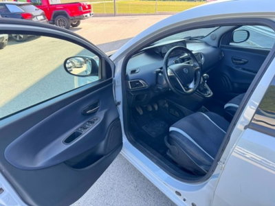 Lancia Ypsilon 1.2 69 CV 5 porte Gold (14)