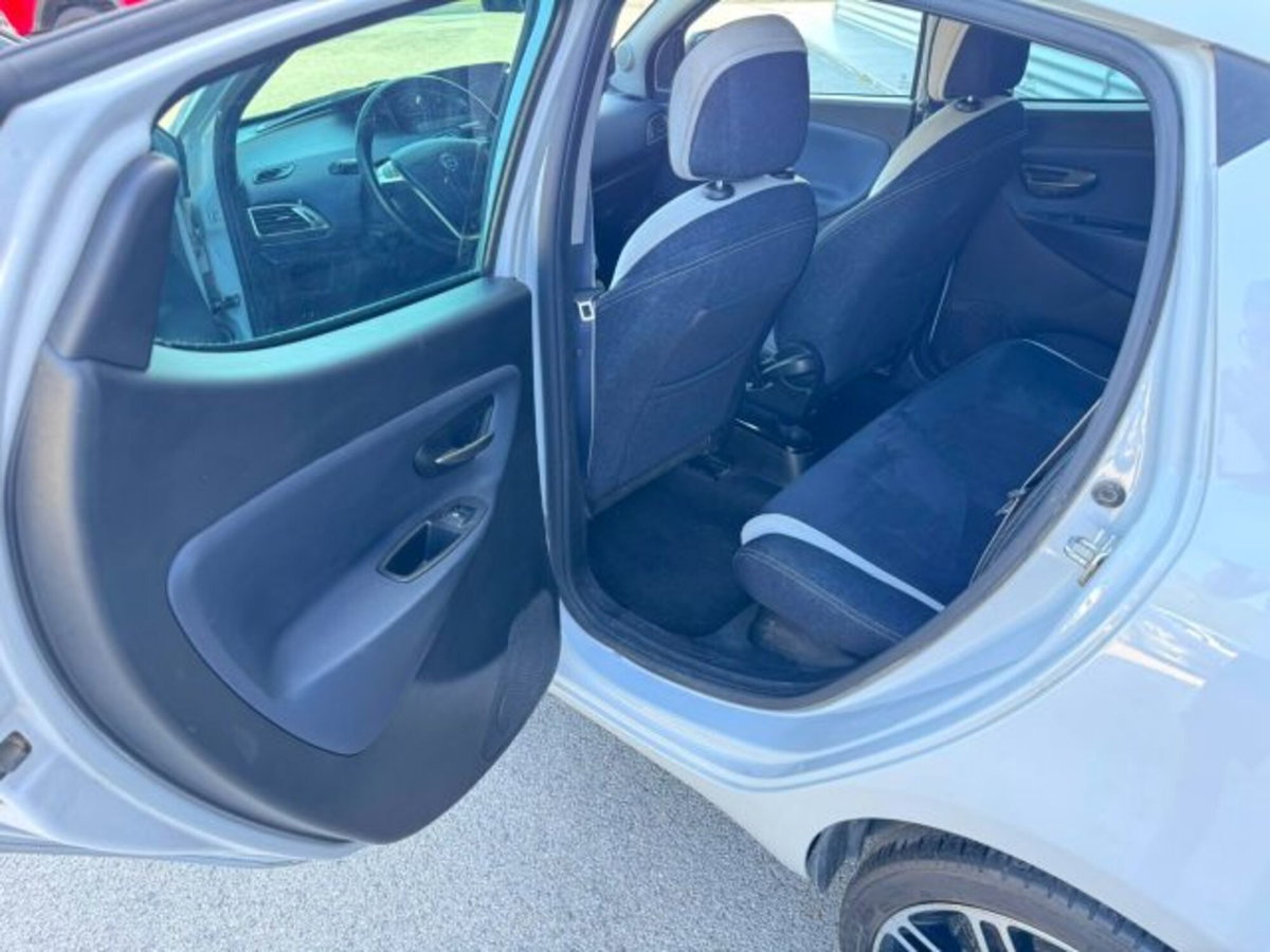 Lancia Ypsilon 1.2 69 CV 5 porte Gold (16)