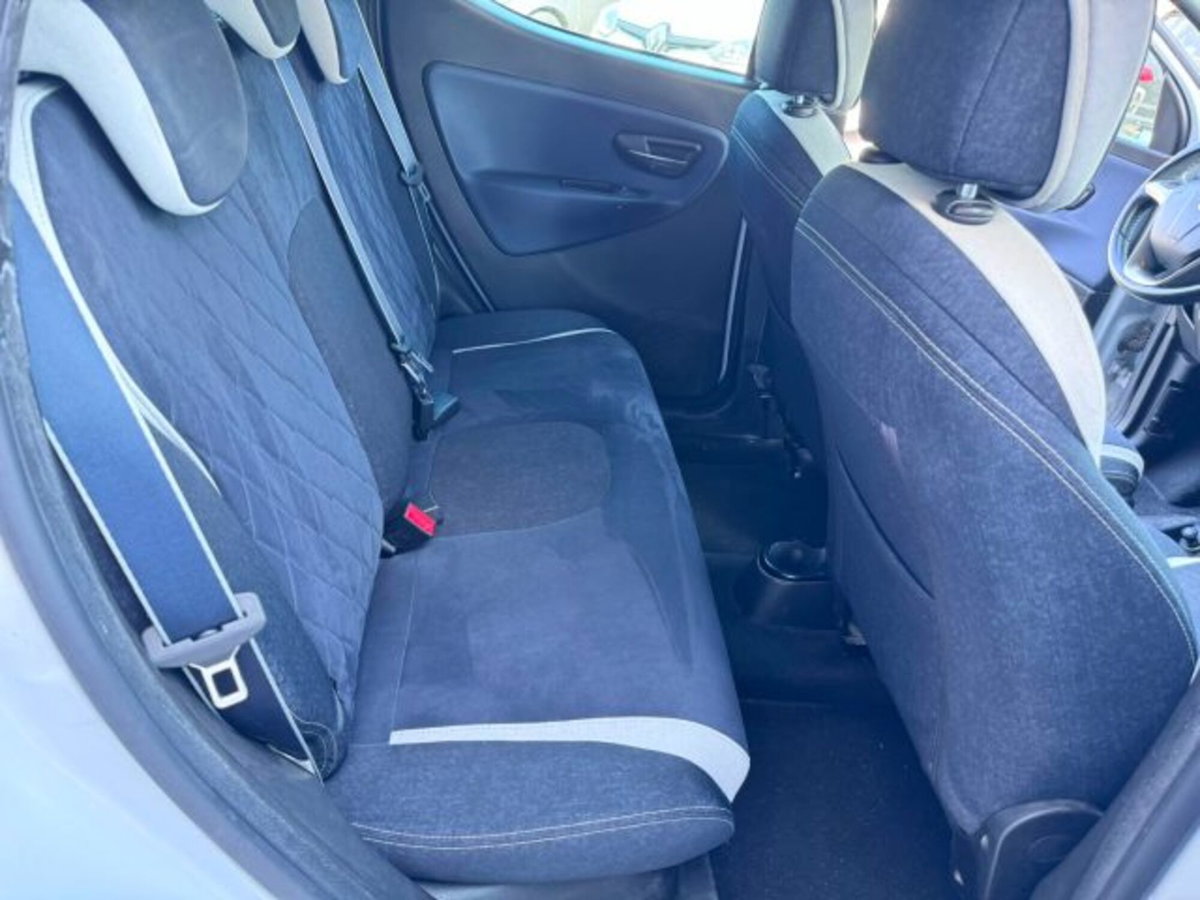 Lancia Ypsilon 1.2 69 CV 5 porte Gold (19)