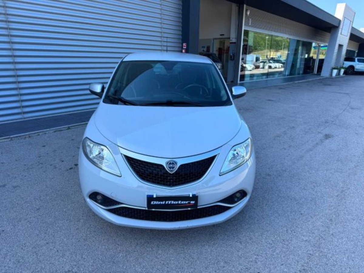 Lancia Ypsilon 1.2 69 CV 5 porte Gold (2)