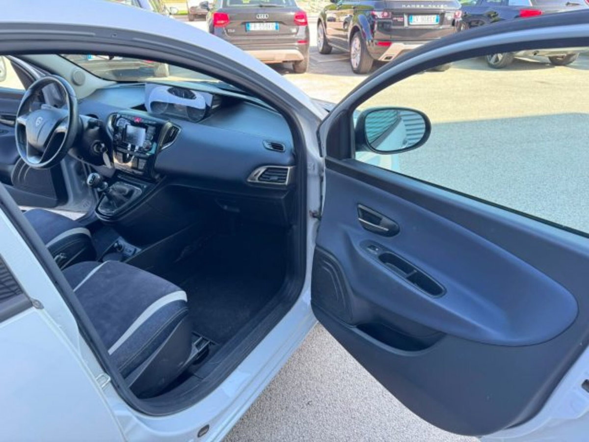 Lancia Ypsilon 1.2 69 CV 5 porte Gold (20)