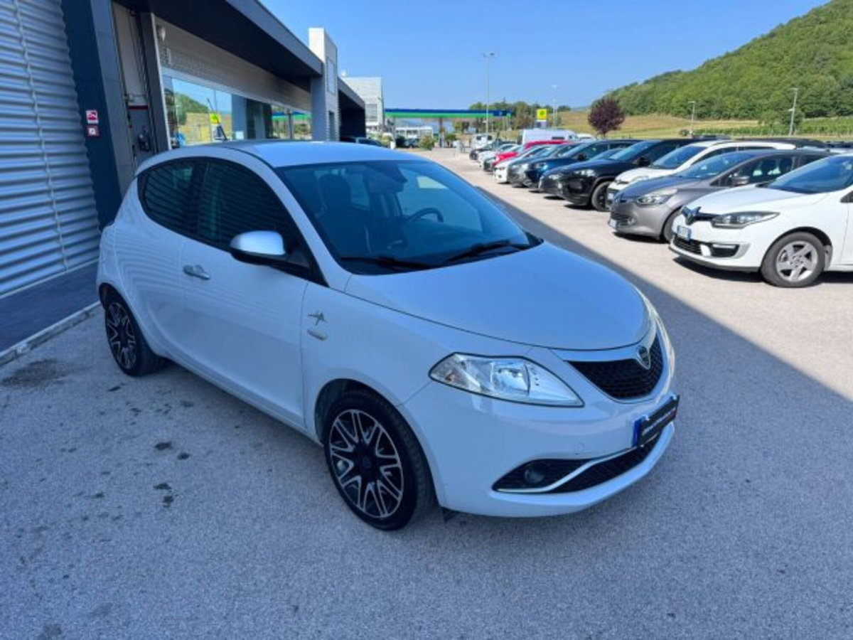 Lancia Ypsilon 1.2 69 CV 5 porte Gold (3)