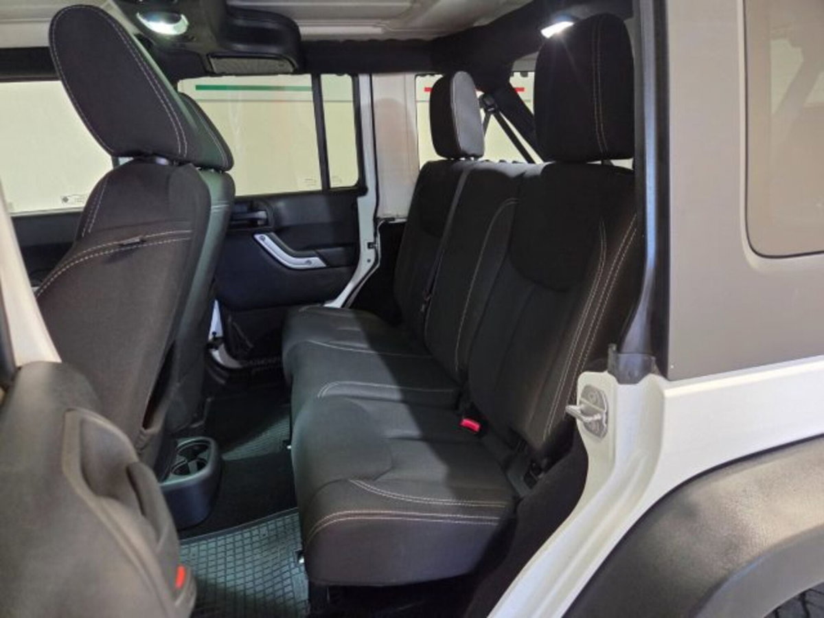 Jeep Wrangler Unlimited 2.8 CRD DPF Rubicon Auto (11)