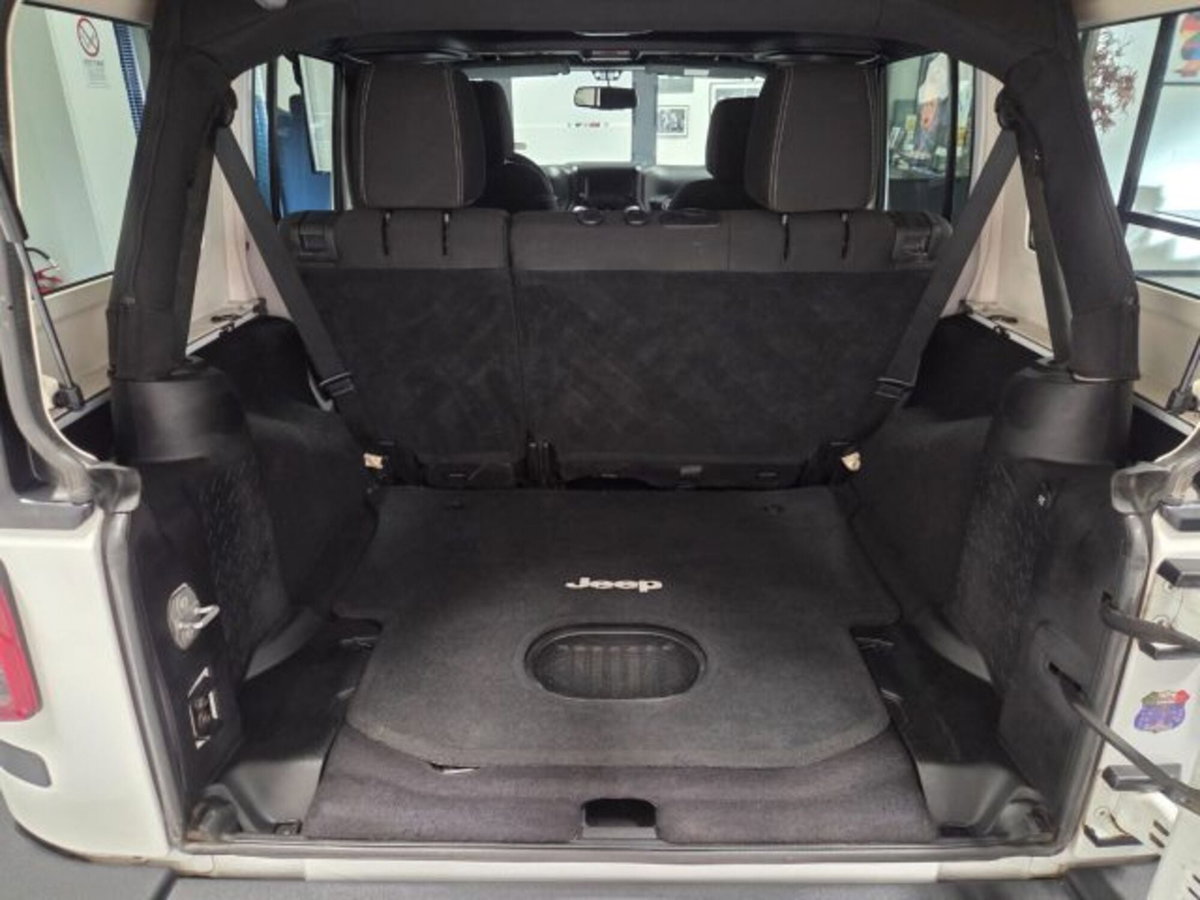 Jeep Wrangler Unlimited 2.8 CRD DPF Rubicon Auto (12)