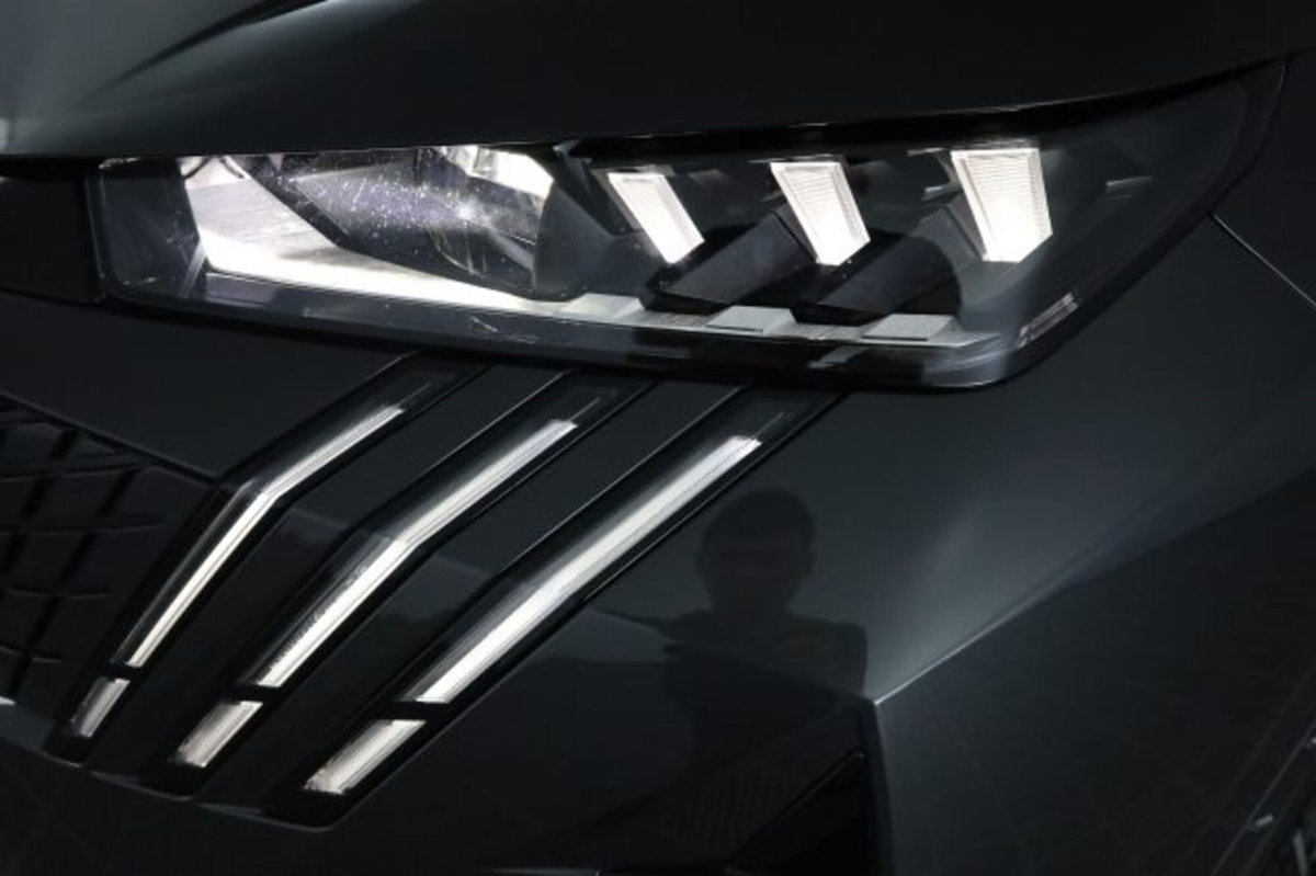 Peugeot 5008 1.2 hybrid GT 145cv 7p.ti e-dcs6 (17)