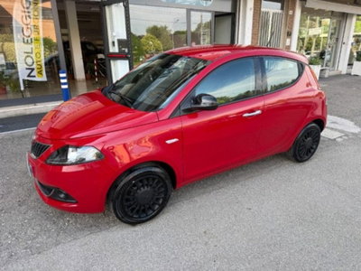 Lancia Ypsilon 1.0 FireFly 5 porte S&S Hybrid Ecochic Silver usata