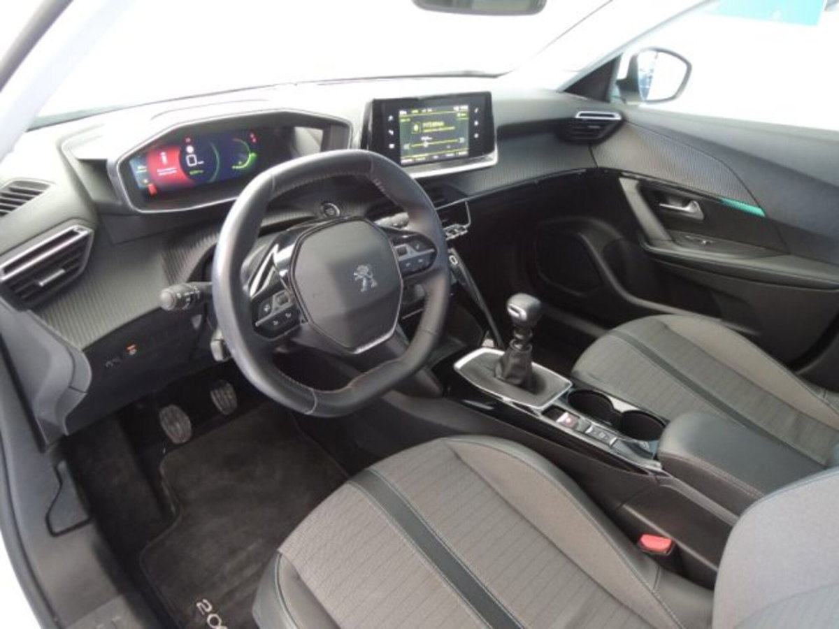 Peugeot 2008 PureTech 130 S&S Allure Pack (7)
