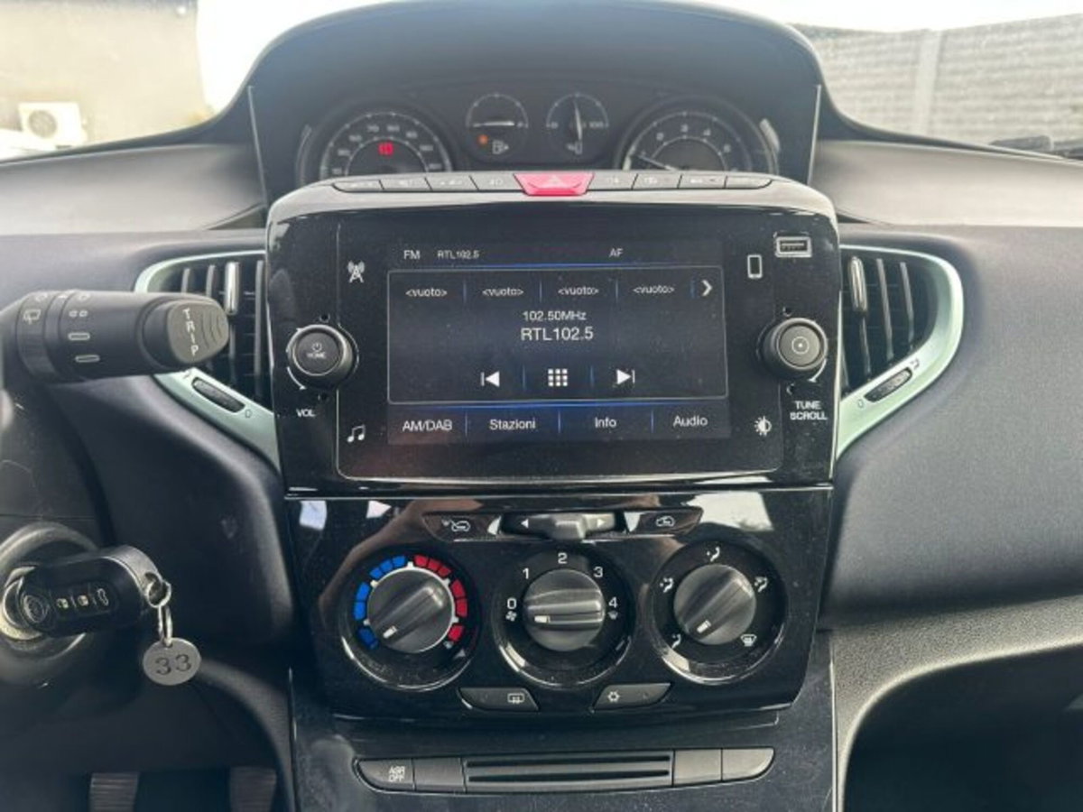 Lancia Ypsilon 1.0 FireFly 5 porte S&S Hybrid Ecochic Gold (12)