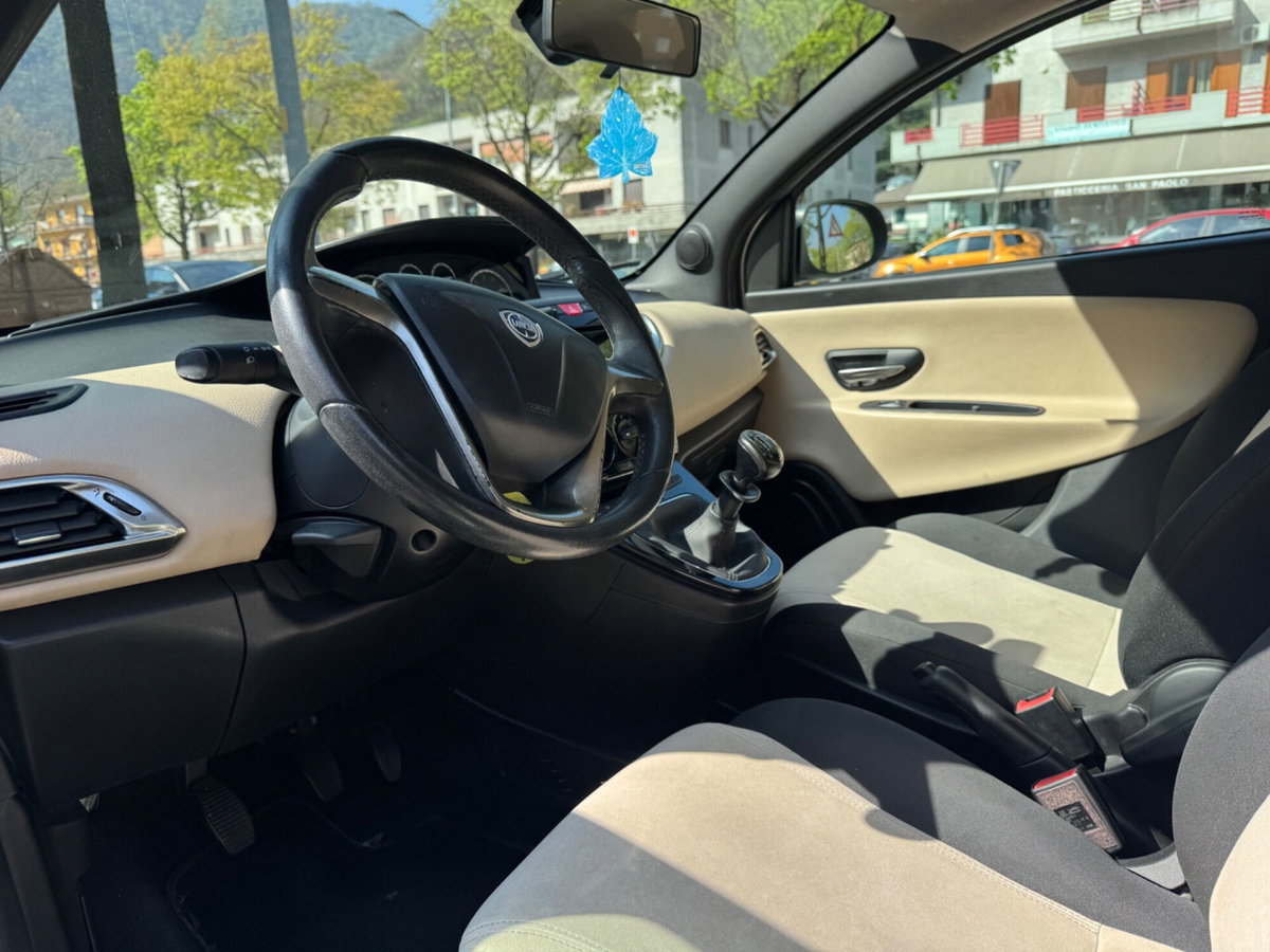 Lancia Ypsilon 1.2 69 CV 5 porte Platinum (10)