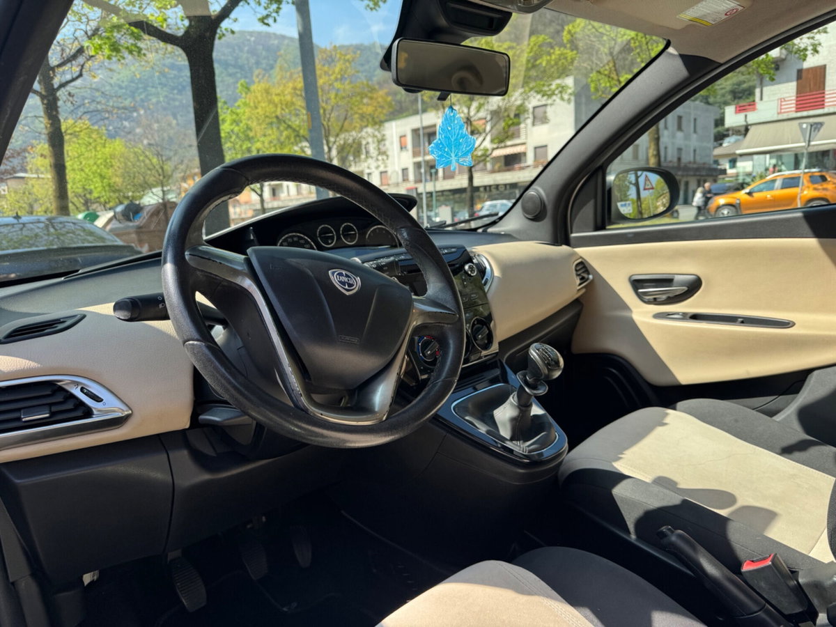 Lancia Ypsilon 1.2 69 CV 5 porte Platinum (11)