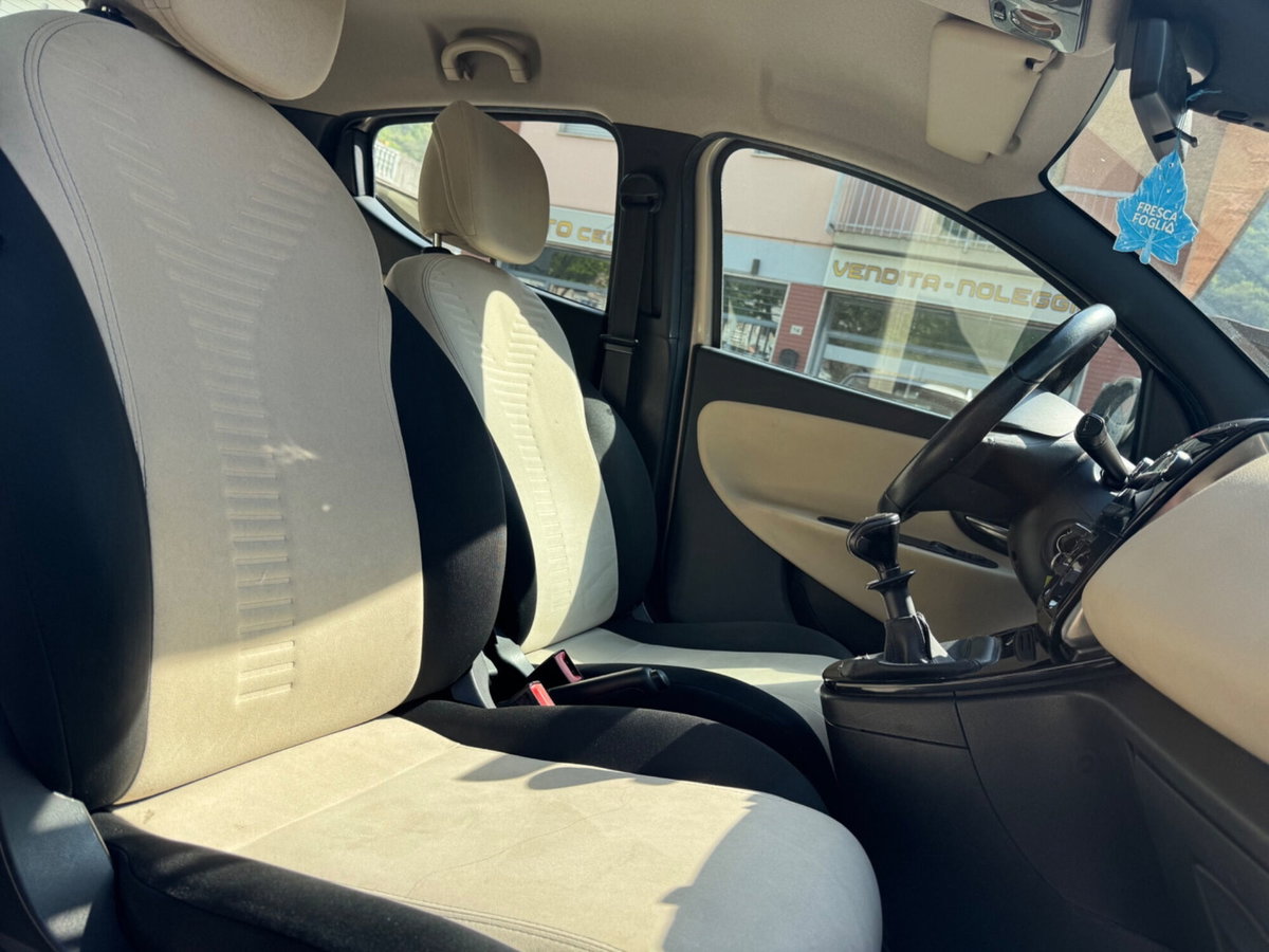 Lancia Ypsilon 1.2 69 CV 5 porte Platinum (12)