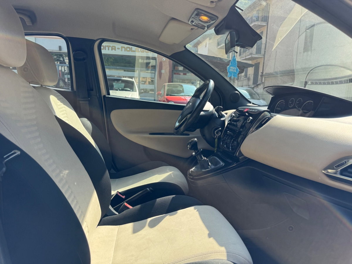 Lancia Ypsilon 1.2 69 CV 5 porte Platinum (13)