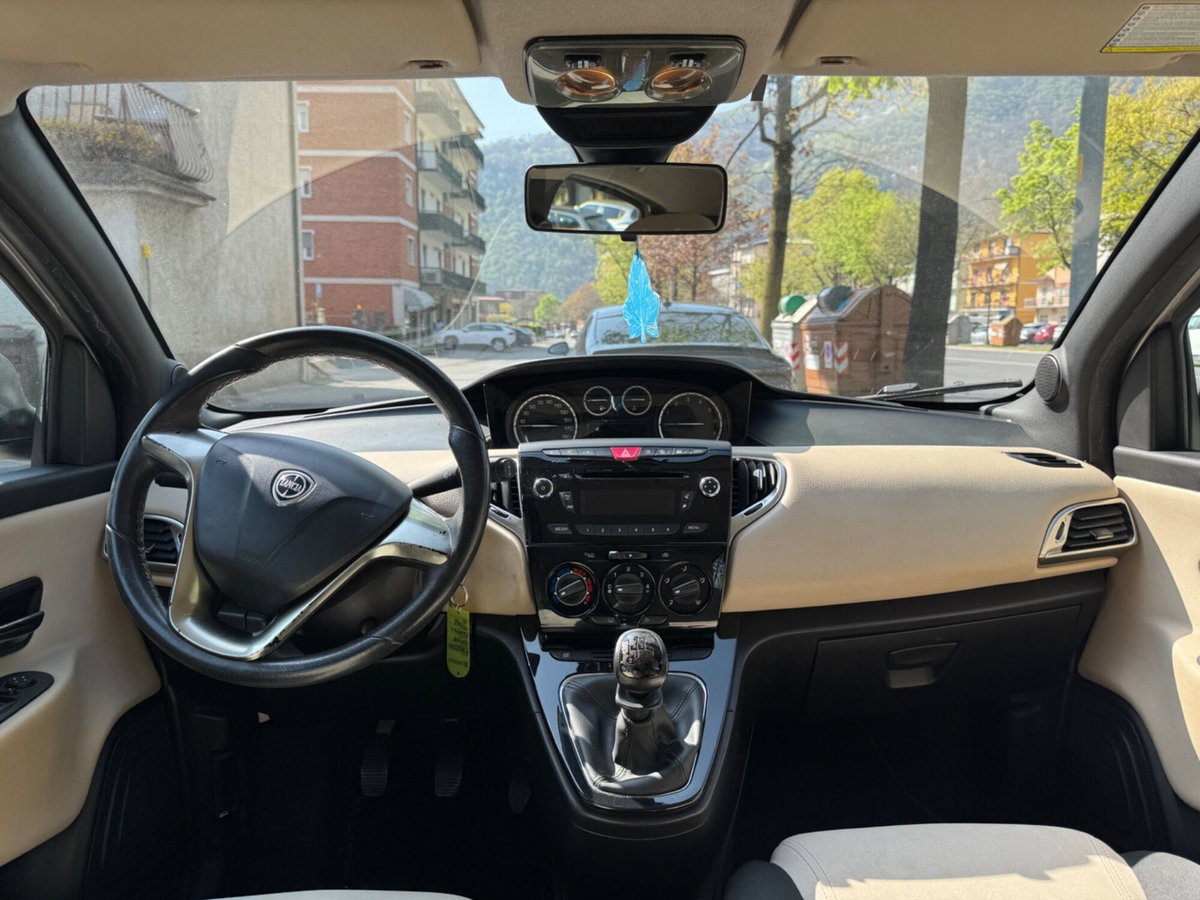 Lancia Ypsilon 1.2 69 CV 5 porte Platinum (17)