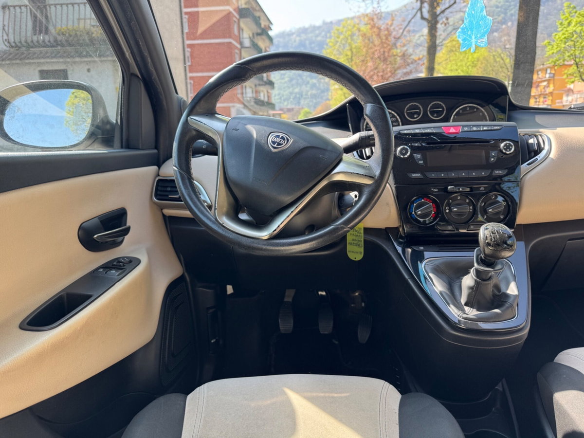 Lancia Ypsilon 1.2 69 CV 5 porte Platinum (18)