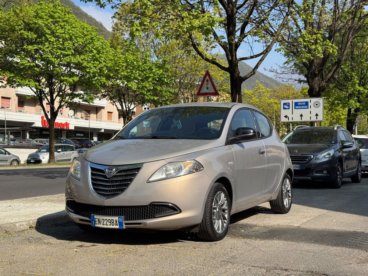 Lancia Ypsilon 1.2 69 CV 5 porte Platinum (3)