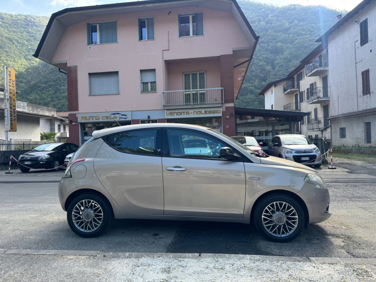 Lancia Ypsilon 1.2 69 CV 5 porte Platinum (8)