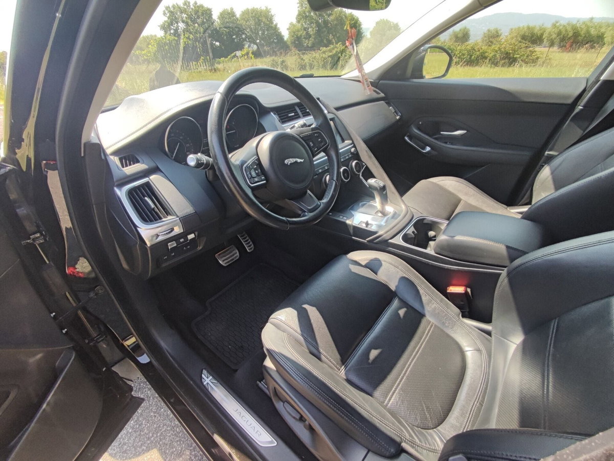 Jaguar E-Pace 2.0D 150 CV AWD aut. R-Dynamic (13)