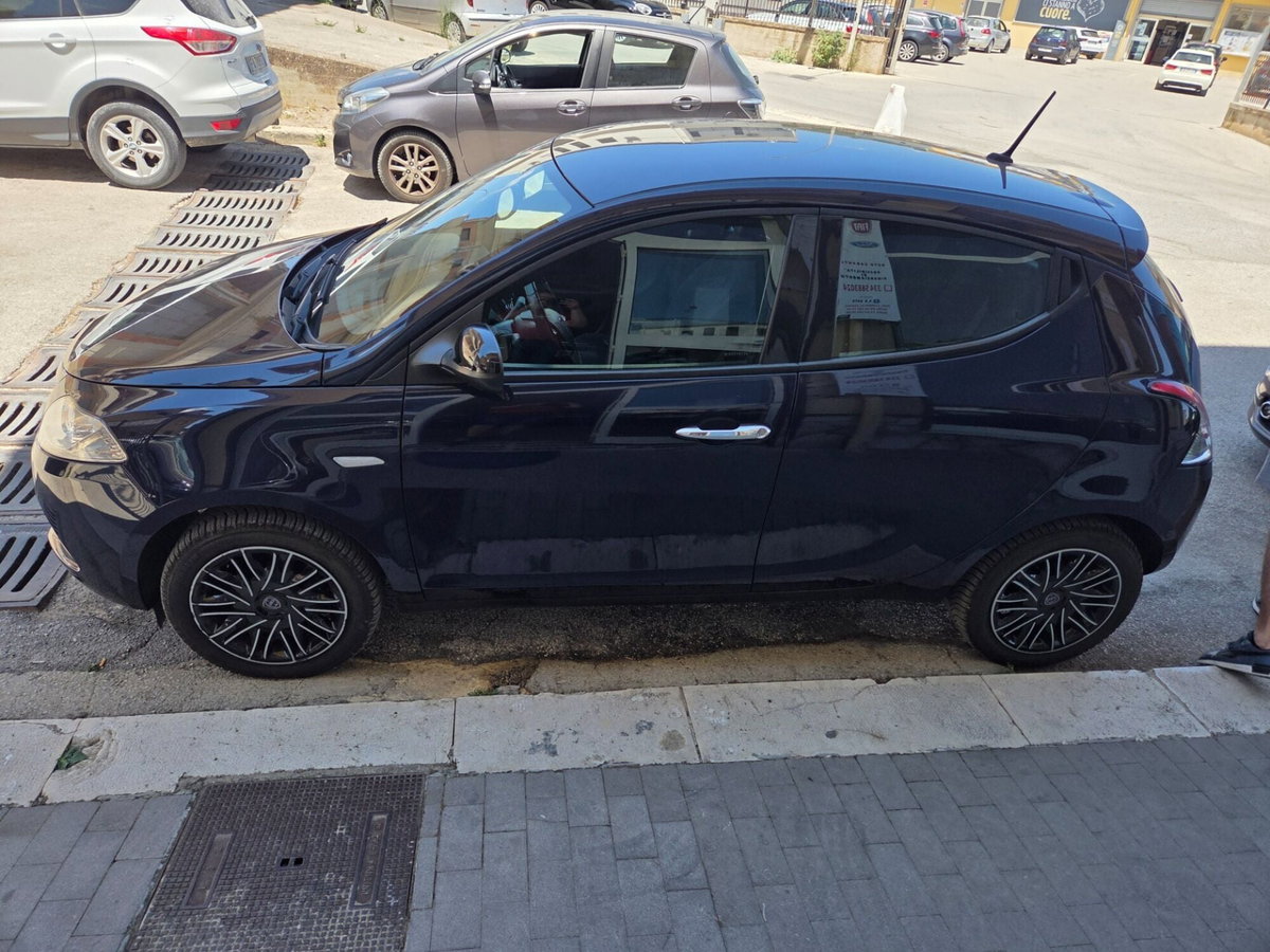 Lancia Ypsilon 1.2 69 CV 5 porte Gold (10)
