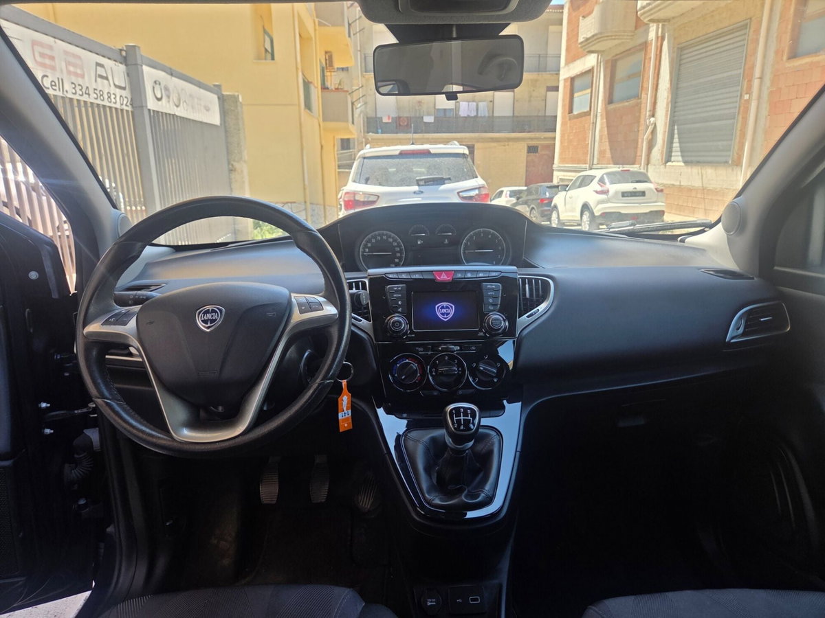 Lancia Ypsilon 1.2 69 CV 5 porte Gold (13)