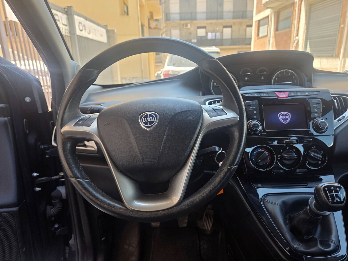 Lancia Ypsilon 1.2 69 CV 5 porte Gold (14)
