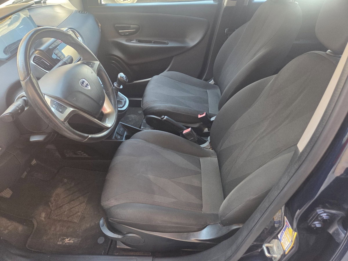 Lancia Ypsilon 1.2 69 CV 5 porte Gold (16)