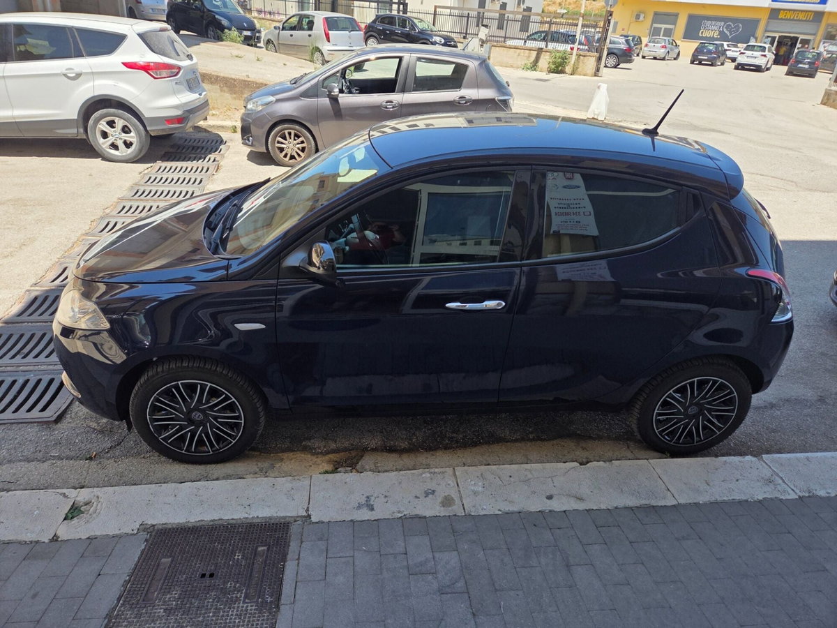 Lancia Ypsilon 1.2 69 CV 5 porte Gold (6)