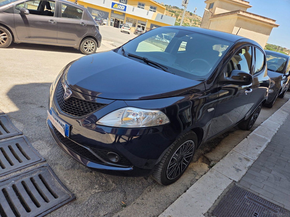 Lancia Ypsilon 1.2 69 CV 5 porte Gold (8)