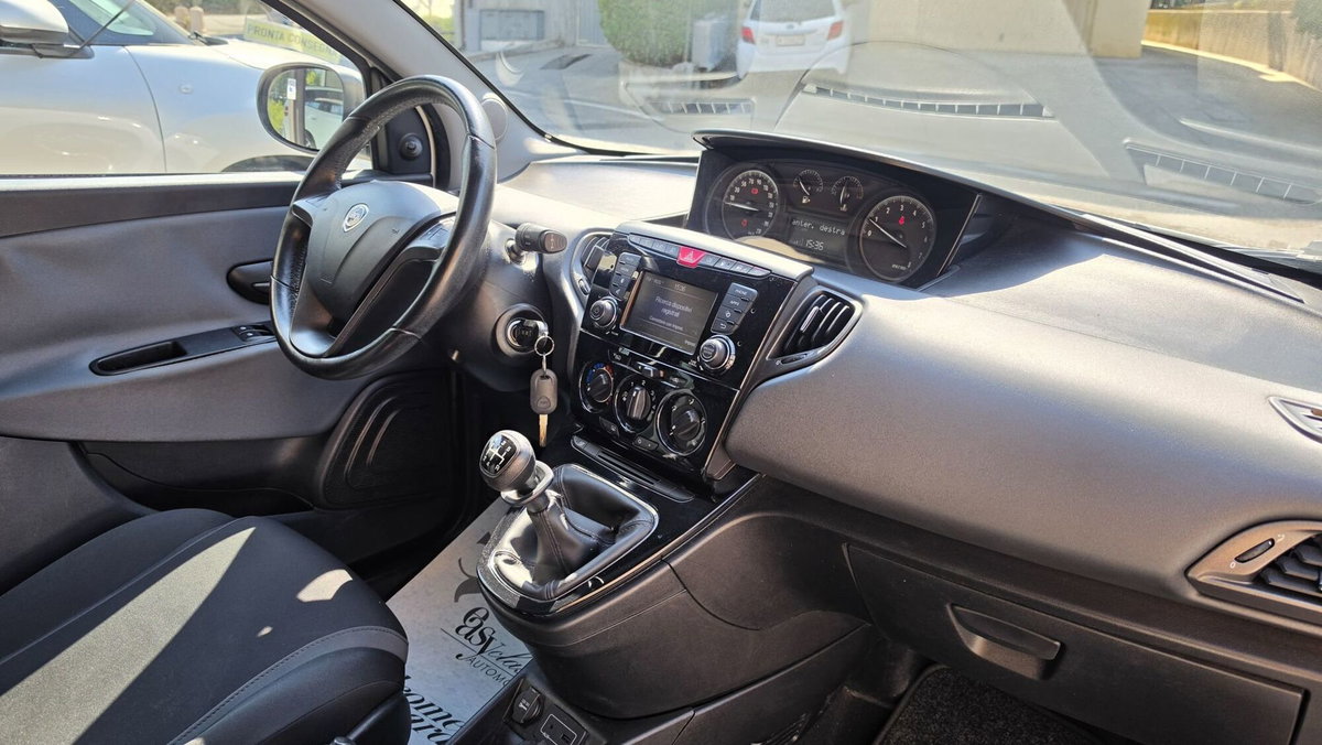 Lancia Ypsilon 1.2 69 CV 5 porte GPL Silver Plus (18)