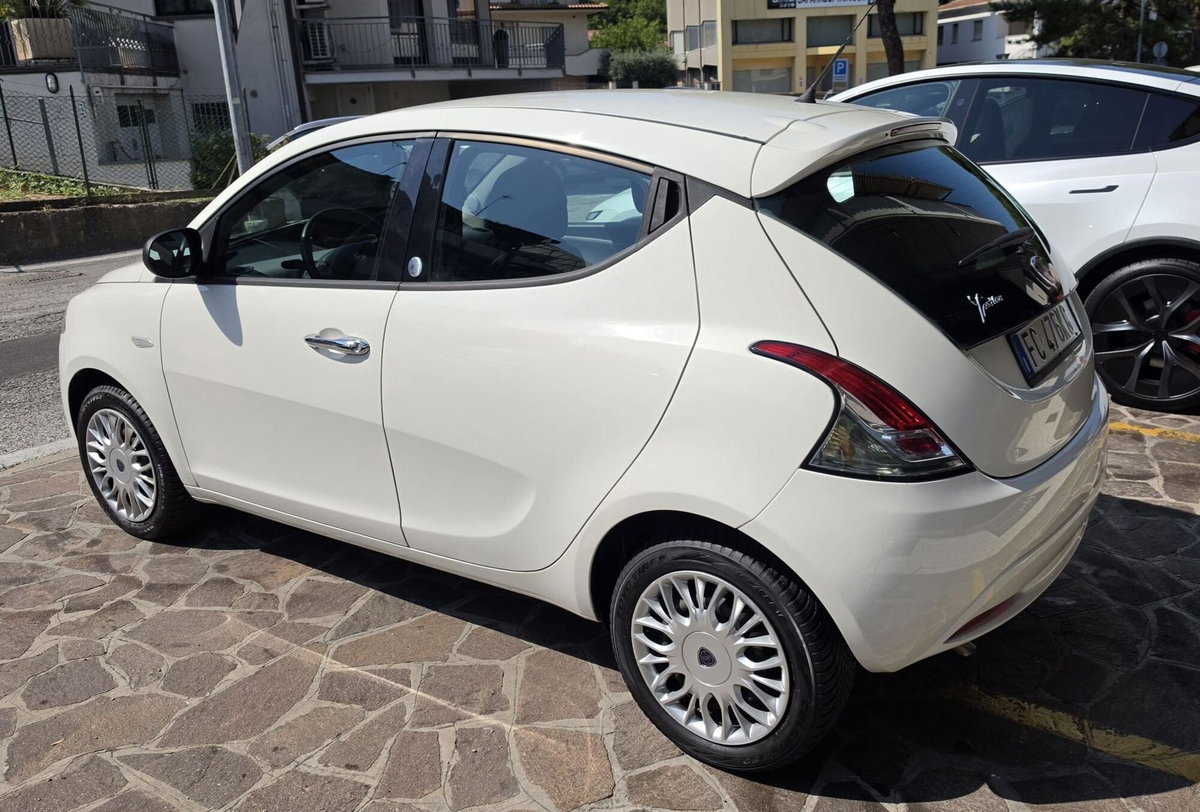 Lancia Ypsilon 1.2 69 CV 5 porte GPL Silver Plus (6)