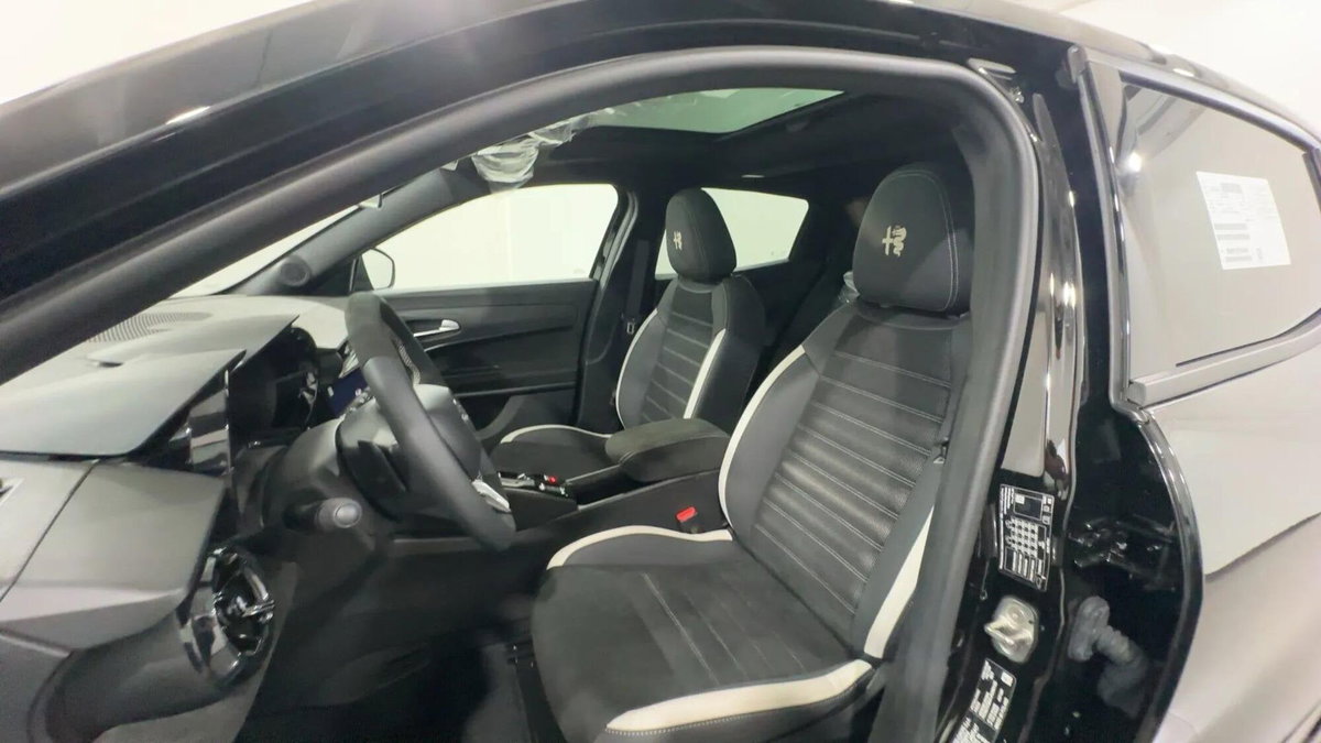 Alfa Romeo Junior 1.2 ibrida Sport Speciale 145cv edct6 (15)