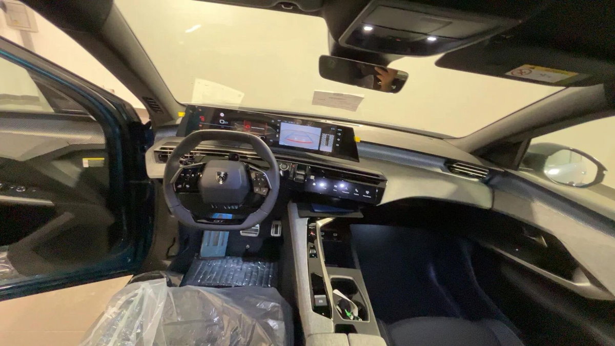 Peugeot 3008 1.2 hybrid GT Exclusive 145cv e-dcs6 (14)