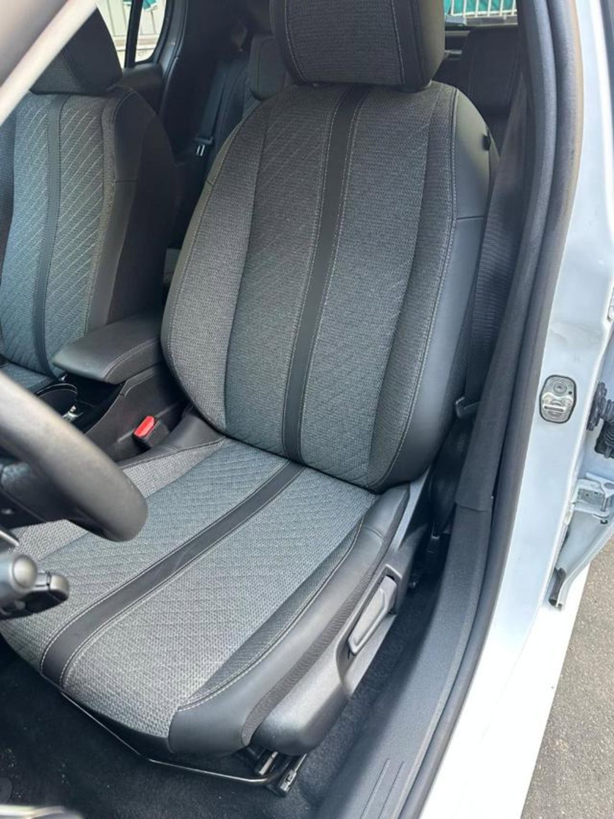 Peugeot 208 1.2 hybrid Active 100cv e-dcs 6 (15)