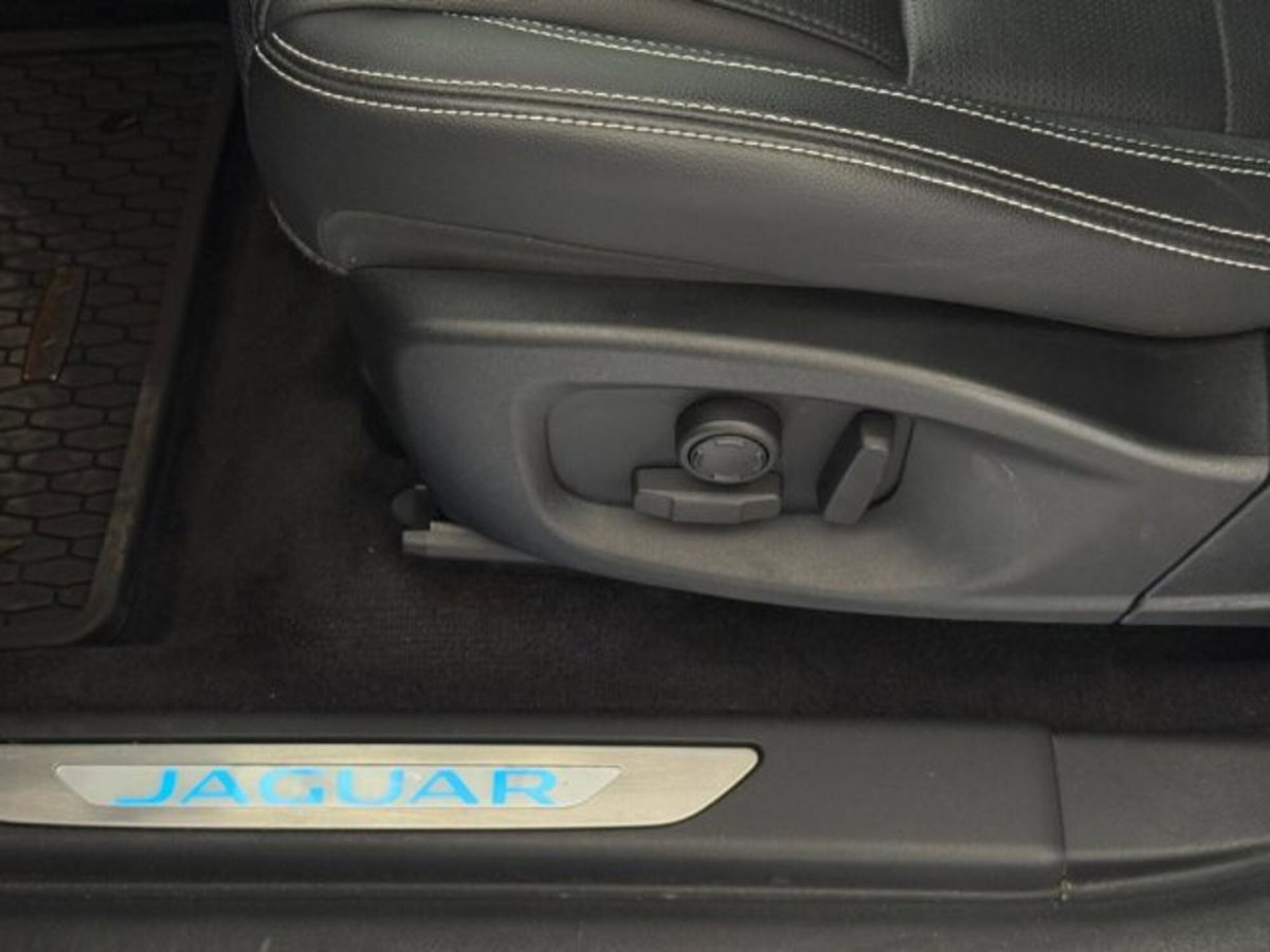 Jaguar E-Pace 2.0d i4 mhev R-Dynamic SE awd 163cv auto (6)