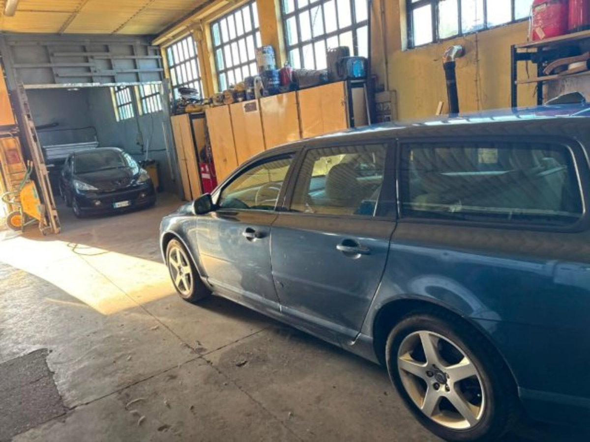 Volvo V70 2.4 D Momentum (3)