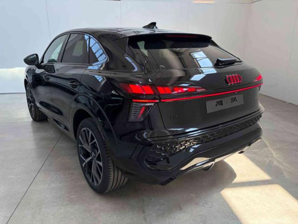 Audi Q3 Sportback 40 2.0 tdi Identity Black quattro 193cv s-tronic (2)