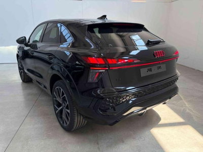 Audi Q3 Sportback 40 2.0 tdi Identity Black quattro 193cv s-tronic (2)