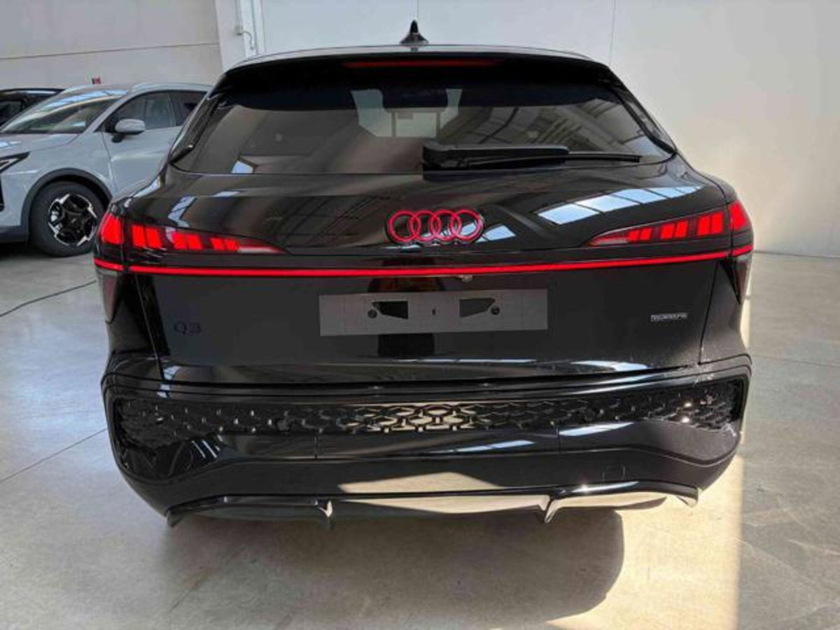Audi Q3 Sportback 40 2.0 tdi Identity Black quattro 193cv s-tronic (3)