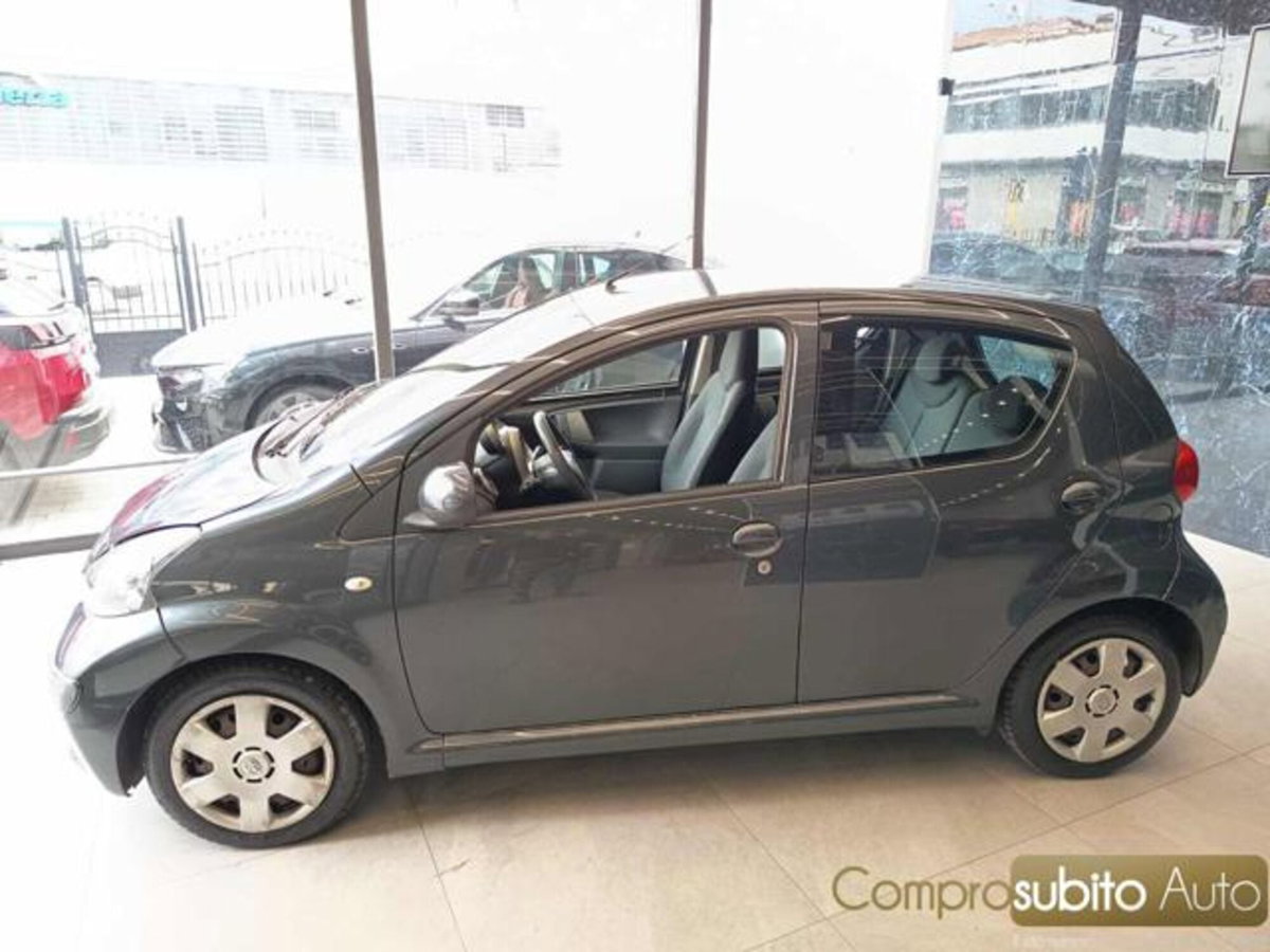Toyota Aygo 1.0 12V VVT-i 5 porte (4)
