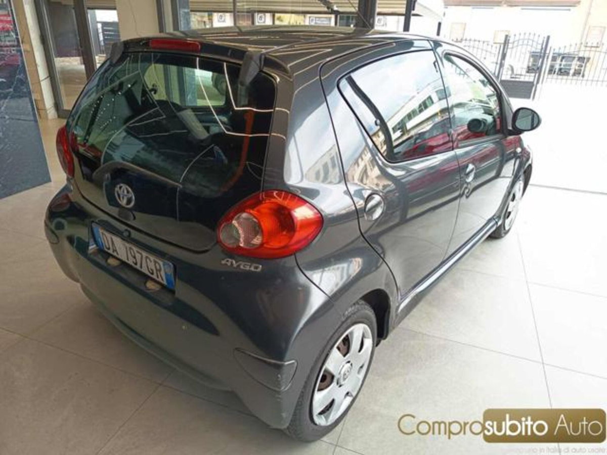 Toyota Aygo 1.0 12V VVT-i 5 porte (8)