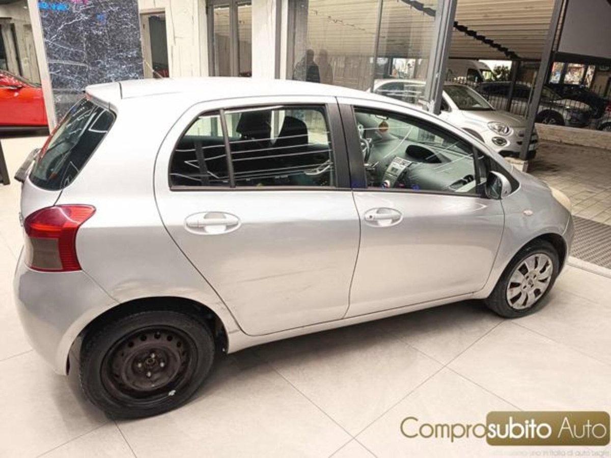 Toyota Yaris 1.0 5 porte (6)