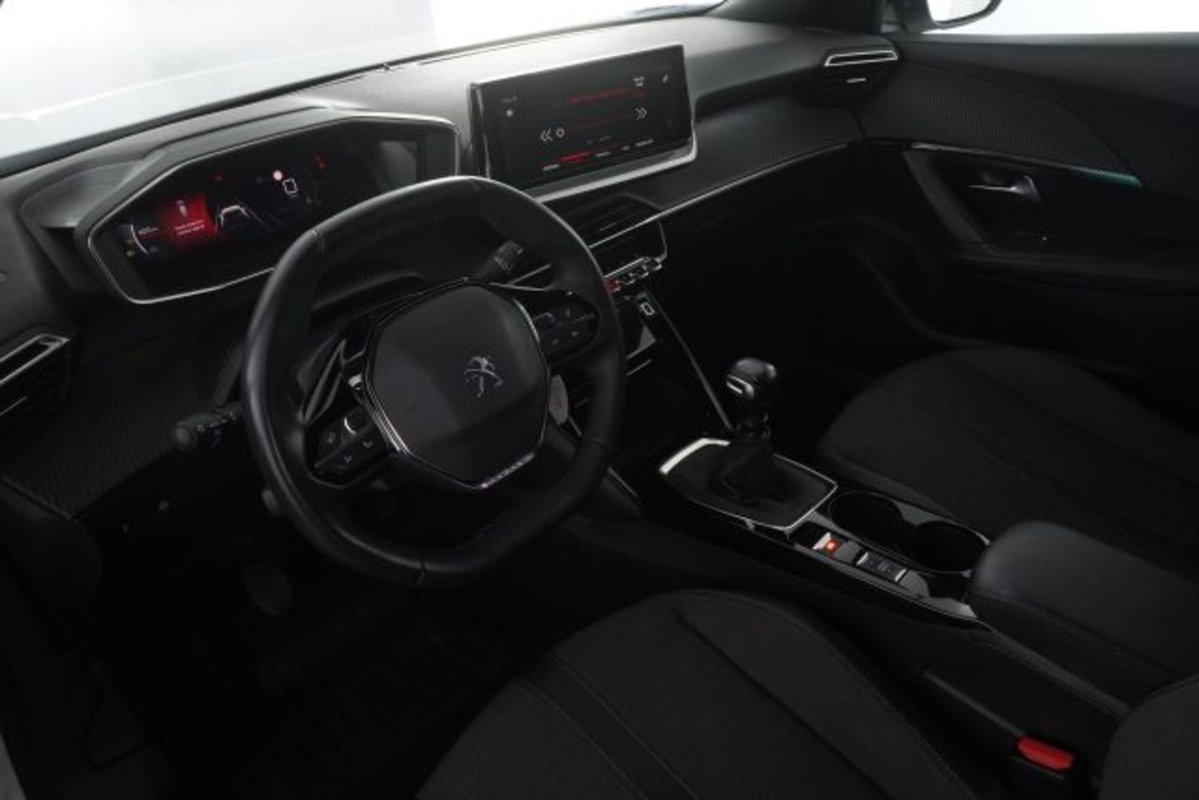 Peugeot 2008 PureTech 100 S&S Allure Pack (9)