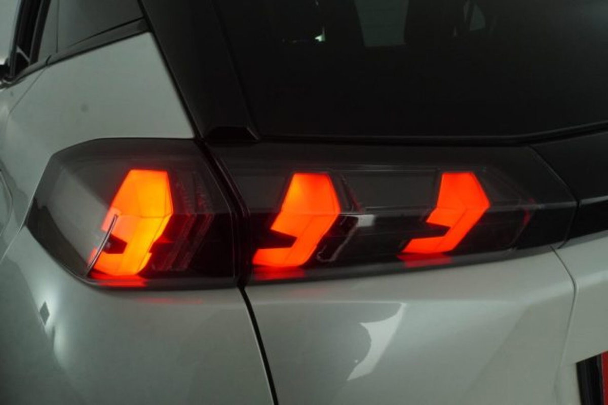 Peugeot 2008 PureTech 100 S&S Allure Pack (18)
